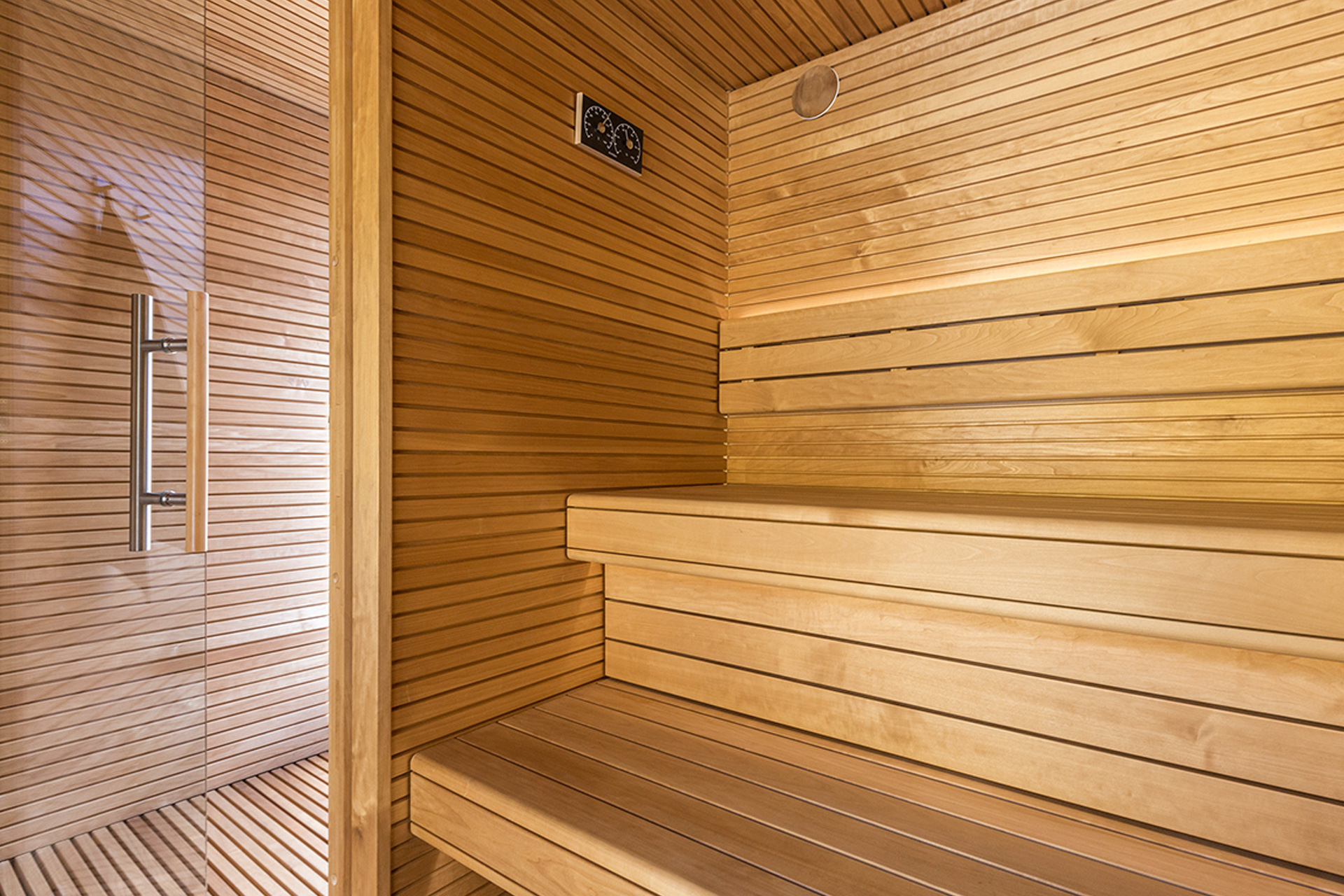 Best sauna room temperature for health: What is it? Find the right heat for a beneficial sauna.