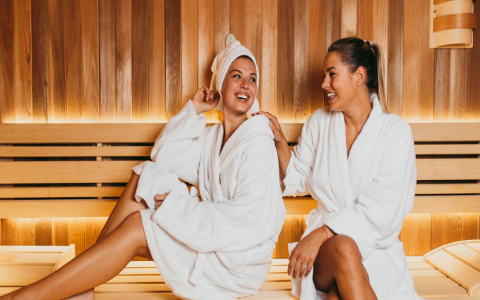 Discover the 10 benefits of sauna now. Doctors explain why it is so good for your health!